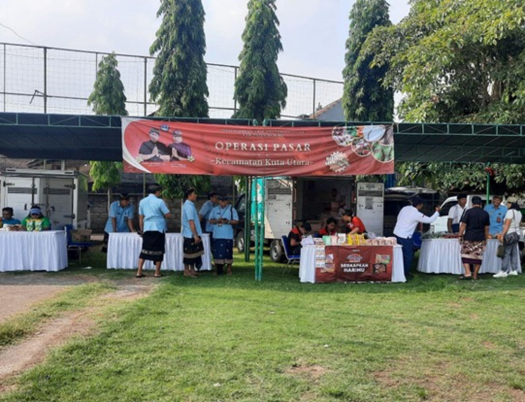 Dinas Koperasi, UKM dan Perdagangan Kabupaten Badung Gelar Operasi Pasar di Desa Dalung, Kecamatan Kuta Utara